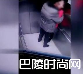 大叔大妈电梯激吻 性欲难耐狂摸对方身体