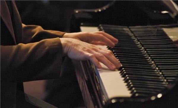 邓泰山乐评 邓泰山忠告中国琴童:钢琴演奏音乐情感更重要
