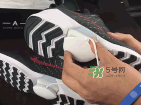 nike hyperadapt 1.0怎么充电？耐克自动系鞋带鞋要充电吗？