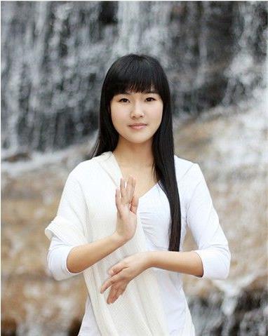 >【中国瑜伽名人教练】瑜伽教练Anne被誉为中国第一瑜伽女神