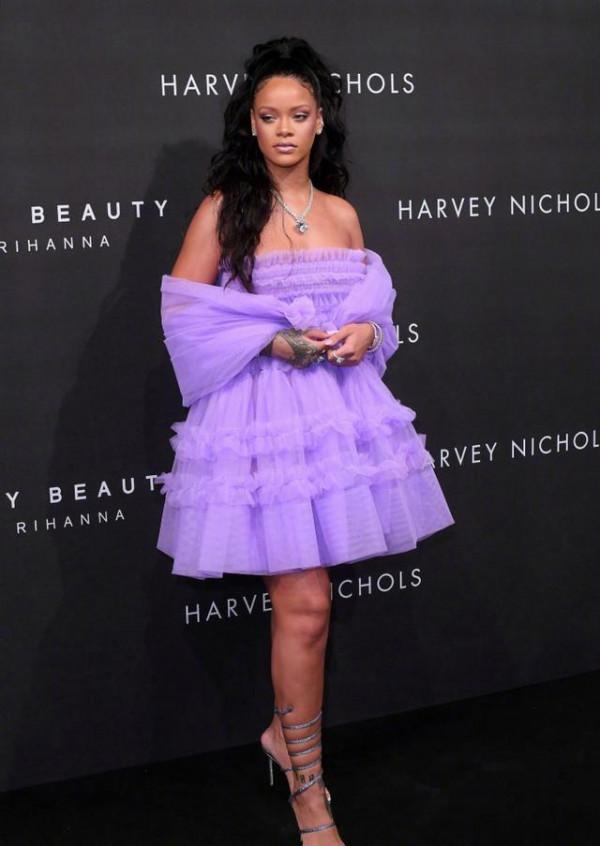 >蕾哈娜Rihanna身穿抹胸紫裙出席活动，贵气逼人