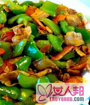 >【青椒胡萝卜炒肉】青椒胡萝卜炒肉的做法_青椒胡萝卜炒肉的美容价值