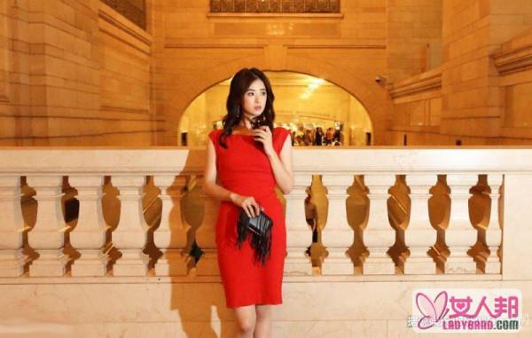 蒋欣纽约时装周红裙街拍 面容精致显东方韵味