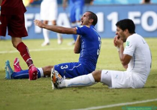 世界杯意大利苏亚雷斯咬人图片 苏神咬人图片视频全过程