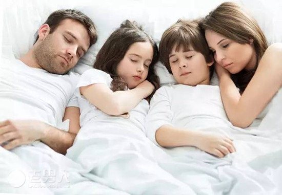 父母陪睡竟然会让孩子性早熟 父母赶紧看看