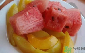 黄桃可以和西瓜一起吃吗？桃不能和什么一起吃？