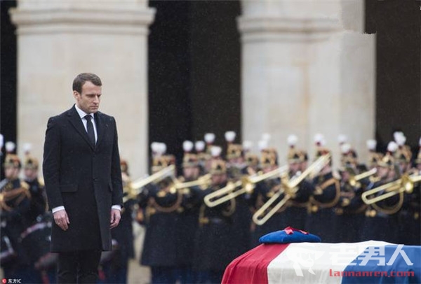 >马克龙出席英雄警察国葬 为其授予法国荣誉军团勋章