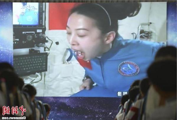 >王亚平在太空受孕 太空授课直播:王亚平展示在太空中如何饮水