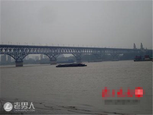 一老人长江大桥上坠下 砸中江中行船甲板身亡