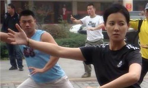 何佳怡十月围城 《十月围城》北京首映 何佳怡妙语化尴尬