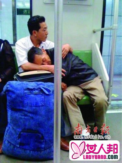 “地铁孝子搂老父睡觉”照片感动网友
