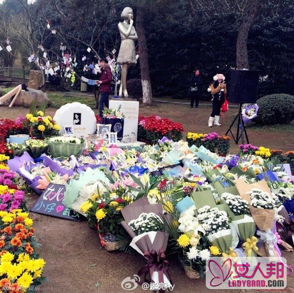 >姚贝娜去世一周年 粉丝在雕像前献花挂纸鹤