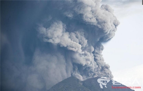 >巴厘岛火山再次喷发 5.9万名游客将受到影响