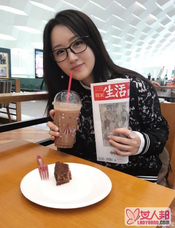 >杨钰莹机场桌前喝咖啡看杂志 长发飘逸女神范儿十足