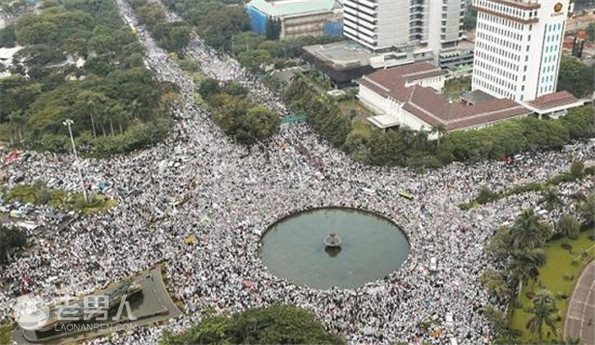 >印尼首都爆发10万人游行 指控华裔省长亵渎宗教