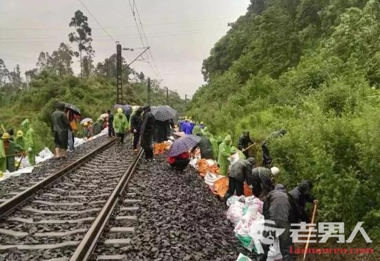 成渝铁路发生水害 导致部分列车晚点停运