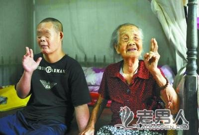 母爱：百岁母亲照顾智障儿子50年，称不会放弃。