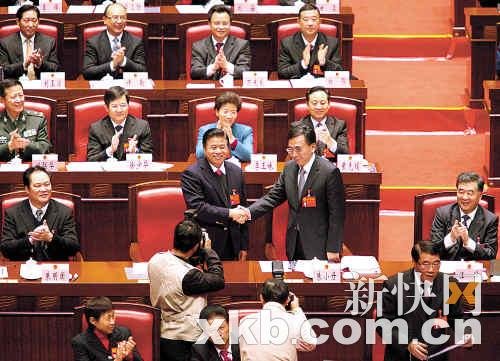 >朱小丹当选广东省长 黄华华与其握手表示祝贺
