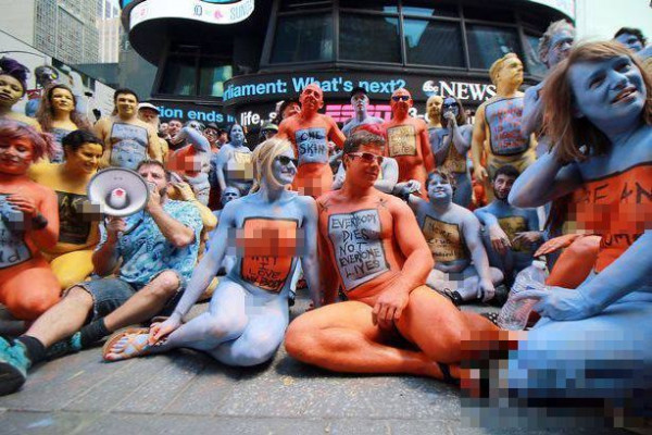 美国时代广场200名模特脱光衣服：提倡以开放的态度接受并积极生活(一)