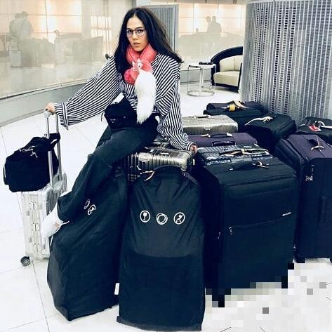 泰星Chompoo携带11箱行李参加巴黎时装秀 ，双胞胎儿子同行