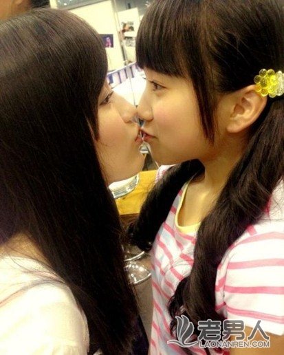 >AKB48渡边麻友“强吻”萝莉后辈被指性骚扰 引热议