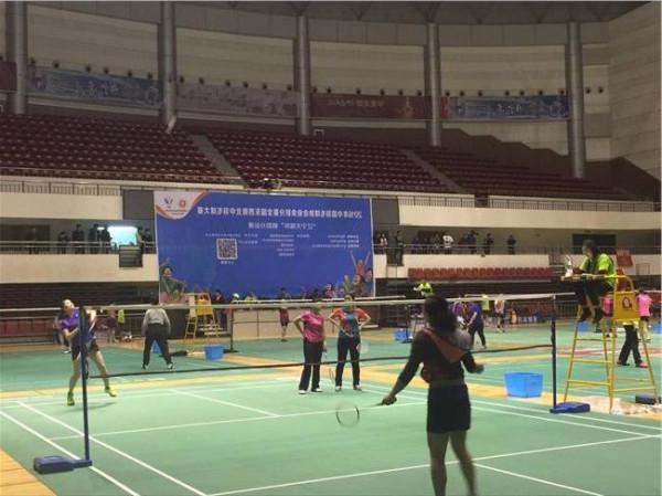 李玲蔚羽毛球 全国东西南北羽毛球大赛总决赛揭幕 李玲蔚开球