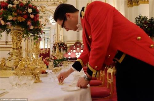 女王将为习近平配偶举办隆重国宴:摆桌耗时三天