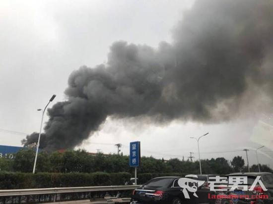 北京北四环东路望京桥附近着火 现场浓烟滚滚