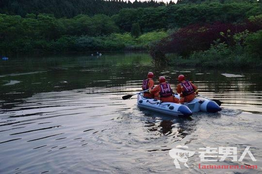 >划船喂鱼落水身亡 救援人员开闸放水将尸体打捞上岸