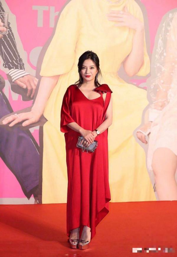 42岁赵薇出席活动, 一袭红裙略显尴尬, 网友: 想显瘦别这样穿!
