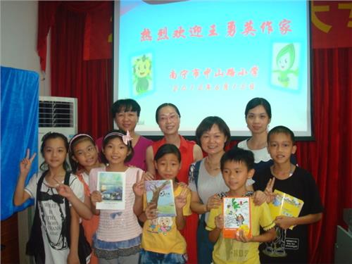 张之路的作品 南宁儿童文学作家作品 “独特的乡土童年”获肯定