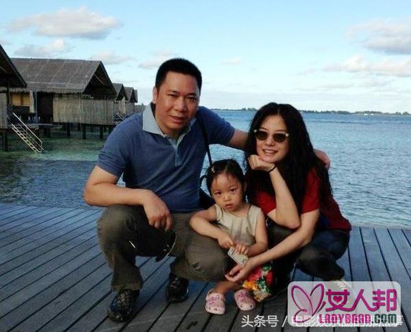 赵薇老公带女儿小四月陪王思聪妈妈吃饭 为何一个劲的换发卡？