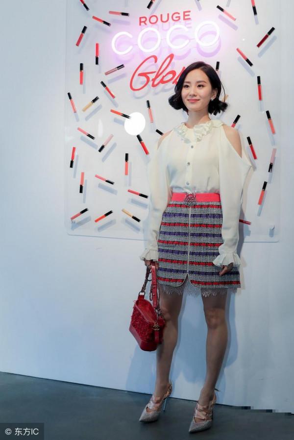 刘诗诗出席活动，网友：这么短的裙子，把腿扒开拍照真的好看吗？