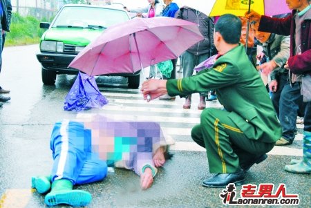 赵海峰：车祸撑伞哥为伤者撑起伞感动众网友【图】