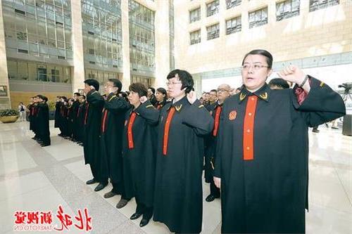 >许前飞员额法官誓词 北京2013名入额法官上午宣誓 揭秘法官员额制