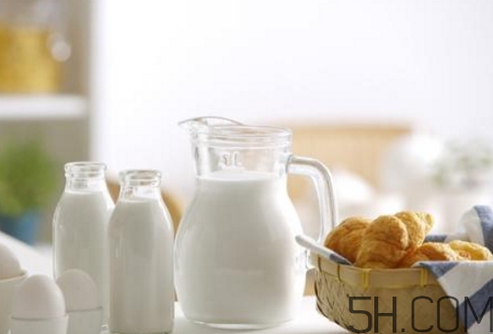 早上空腹喝牛奶好吗？早上喝牛奶有什么好处？