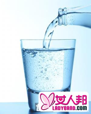 一天什么时候喝水减肥最佳 最简单的喝水减肥方法