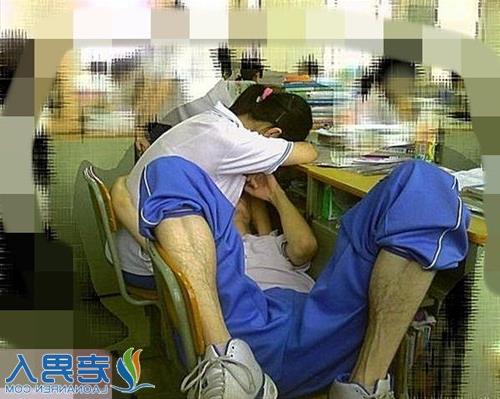 >【喂奶门无遮挡全图】上海地铁中学生情侣喂奶门事件完整照片