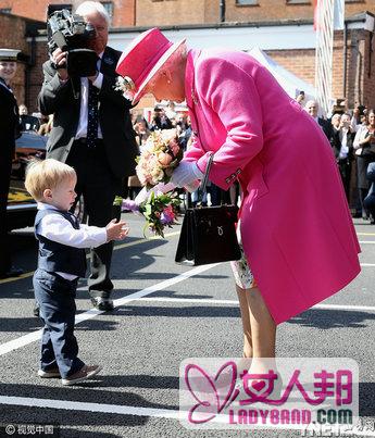 90岁女王伊丽莎白二世出访 粉红套装赛少女