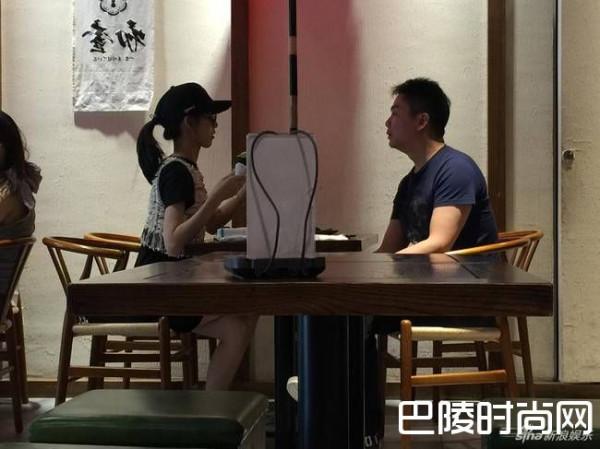 刘强东夫妇喝下午茶 章泽天还像个孩子