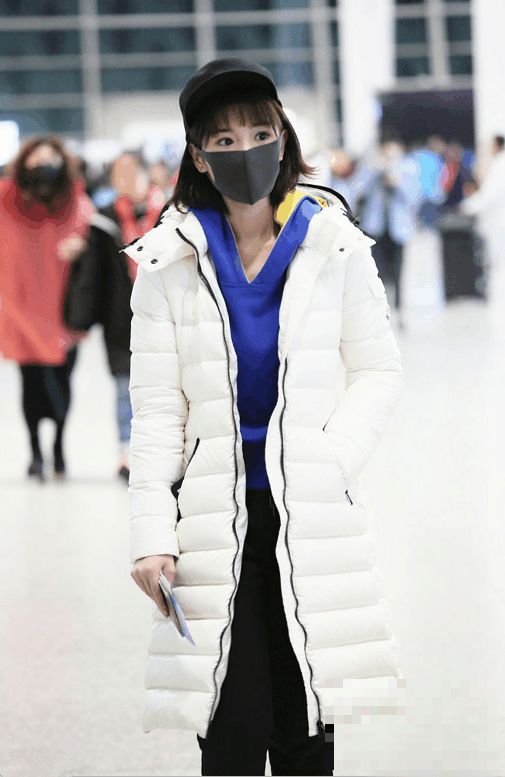 >30岁毛晓彤现身机场, 口罩遮脸难掩眼神杀, 羽绒服搭卫衣又暖又潮