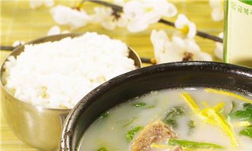 >玉米排骨汤的做法 排骨汤的功效和作用 喝排骨汤的好处