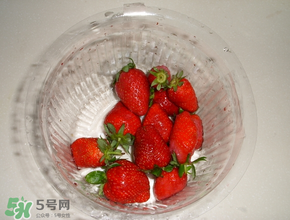草莓可以用热水泡吗？草莓可以用开水烫泡着吃吗？