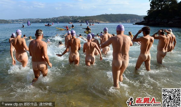 >悉尼海滩裸泳狂欢 男女混浴一丝不挂【图】