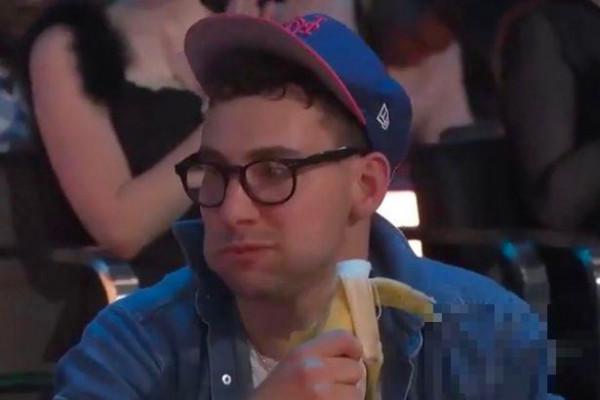 霉霉弟弟晒VMA现场杰克吃香蕉 有意暗示水果姐主持无趣