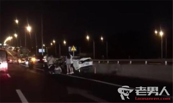 北京一小客车撞两货车 现场惨烈客车司机当场死亡