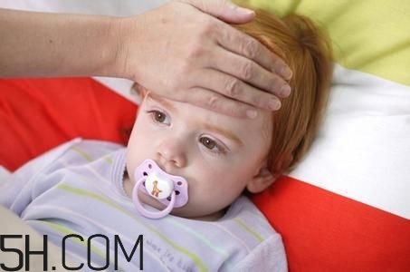 >小儿肺炎的症状表现有哪些？小儿肺炎应该怎么治疗？