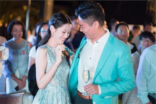 >刘强东前妻和儿子 刘强东高调大婚:是真爱还是一场秀?