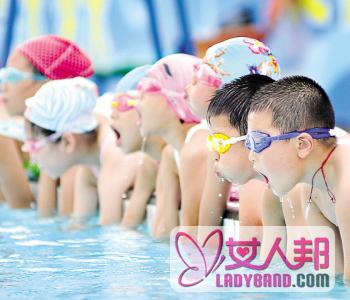 >【小孩几岁开始学游泳好】小孩学游泳前要做哪些准备_如何保证小孩的游泳安全