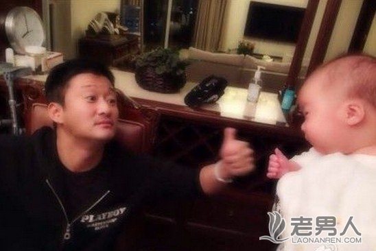 吴京与儿子演绎逗比父子为谢楠庆生 网友：下一个邓超就是你！